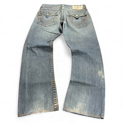 TWC Vintage True Religion Straight Jeans in verwaschenem Blau mit markanten Gesäßtaschen und Kontrastnähten