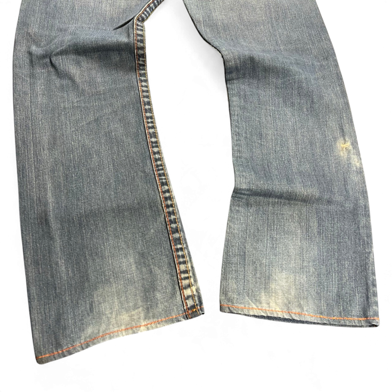 TWC Vintage True Religion Straight Jeans in verwaschenem Blau mit markanten orangefarbenen Kontrastnähten