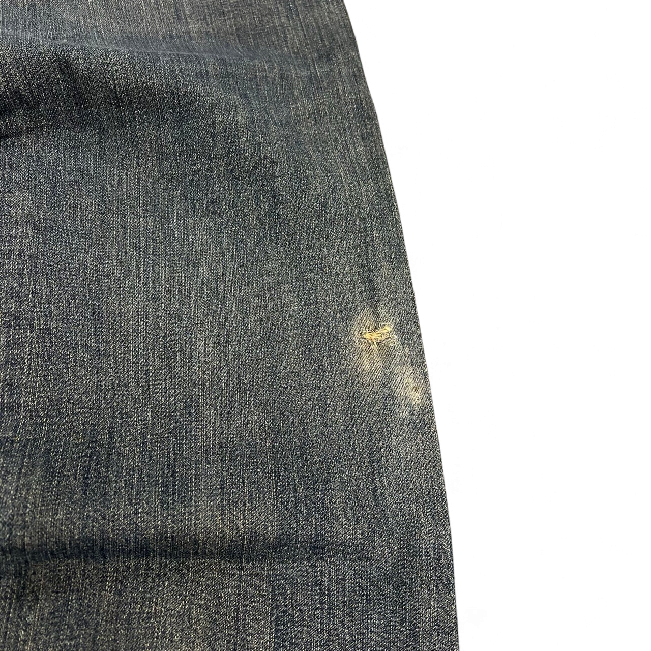 TWC Vintage True Religion Jeans in Dunkelblau mit sichtbarem Abrieb und Vintage-Details am Hosenbein
