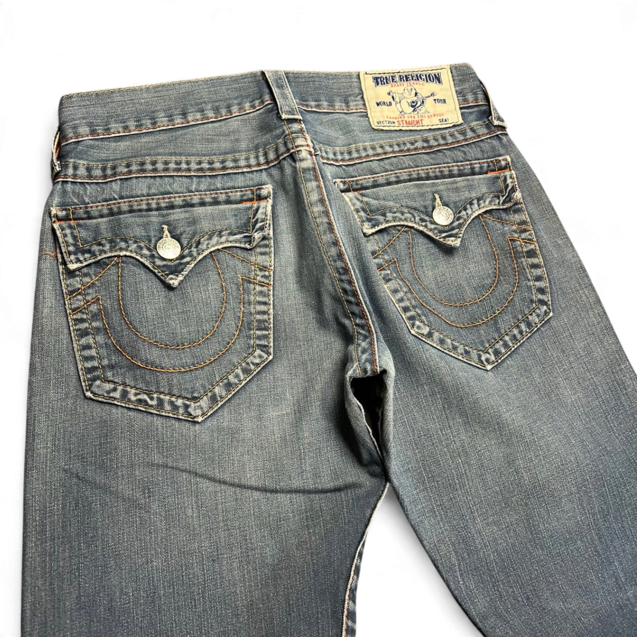 TWC Vintage True Religion Straight Jeans in blauem Denim mit charakteristischen Nähten und Gesäßtaschen mit Knopf