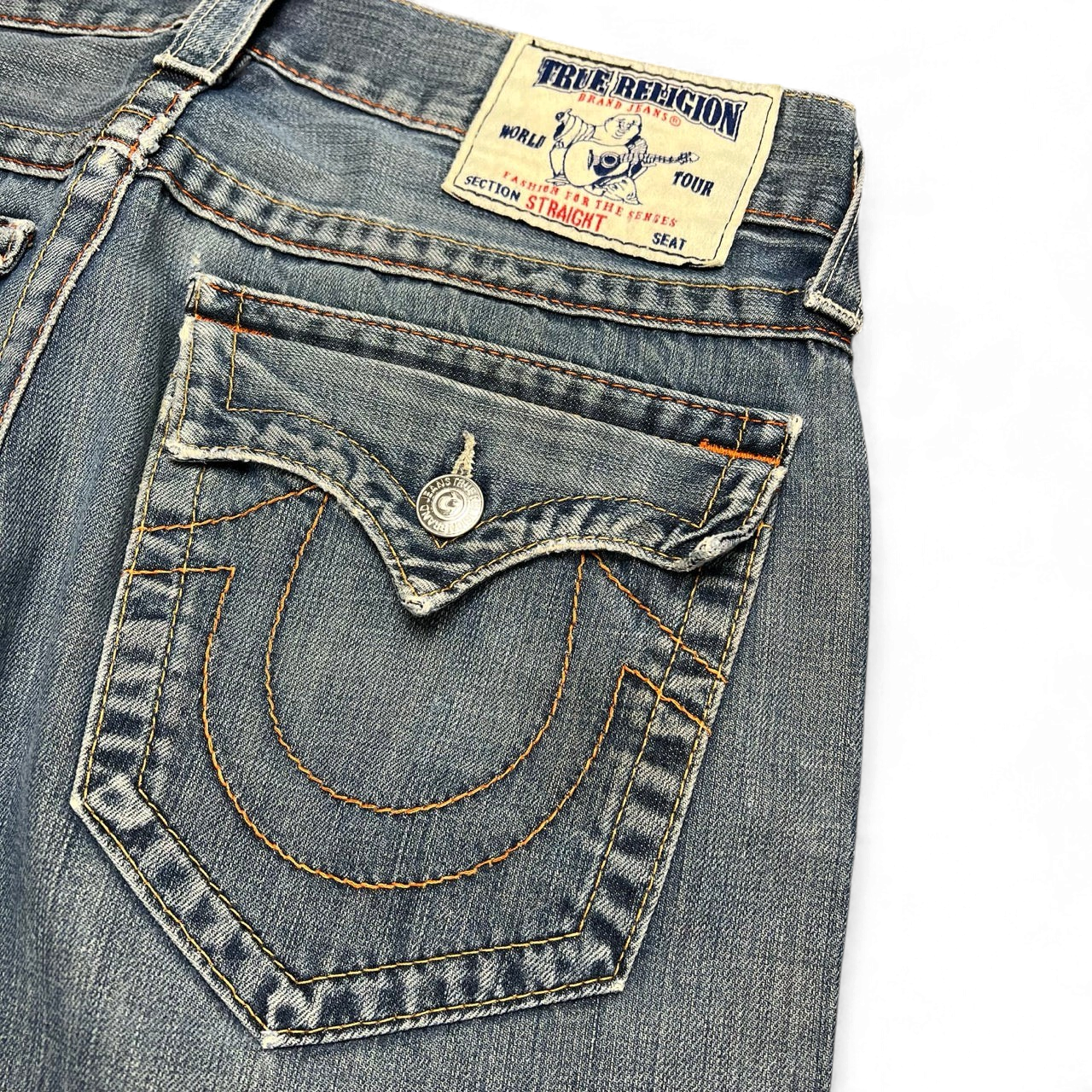 TWC Vintage True Religion Straight Jeans in Blau mit charakteristischen Taschenklappen und orangefarbenen Nähten