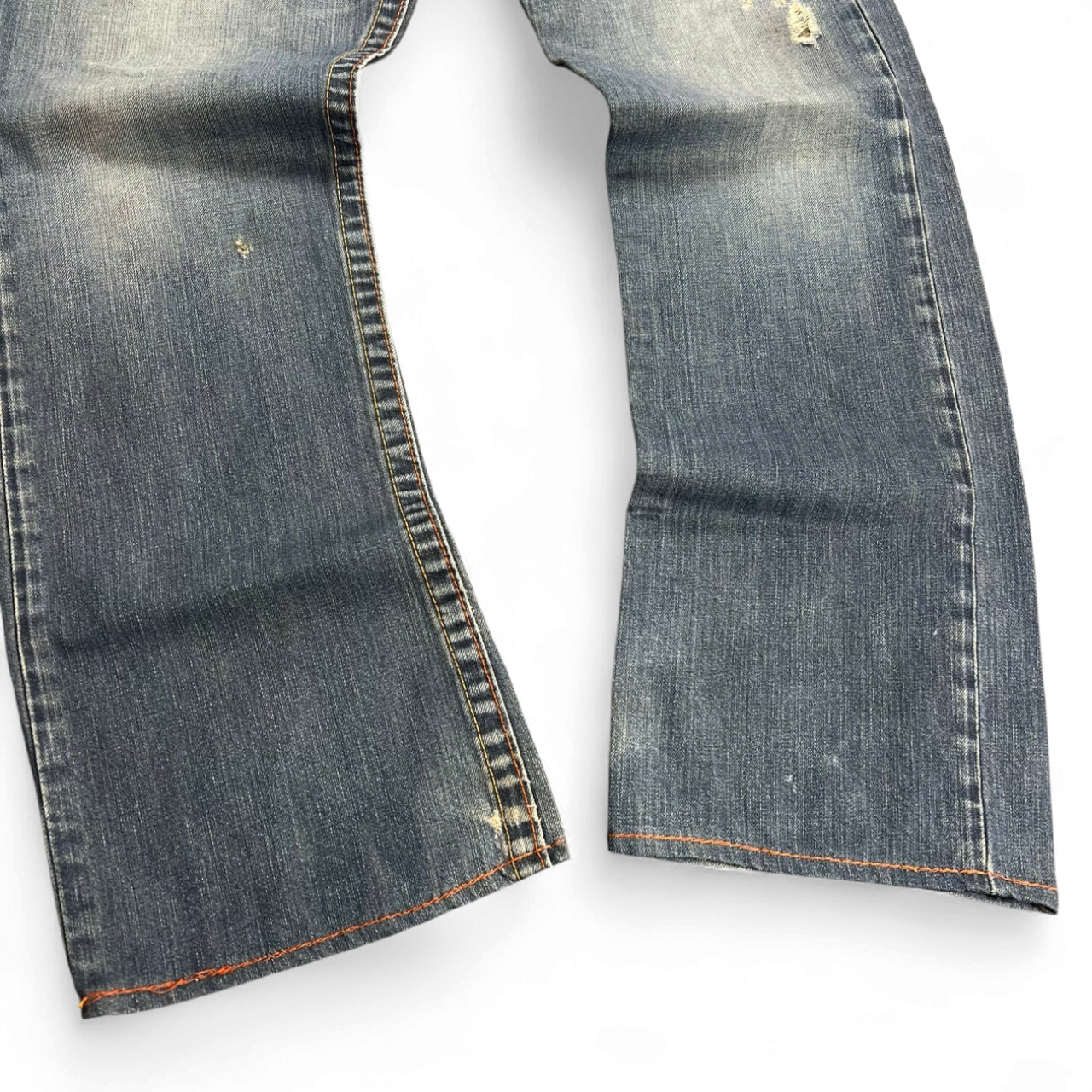 TWC Vintage True Religion Jeans mit geradem Bein in verwaschenem Blau mit markanten orangefarbenen Kontrastnähten