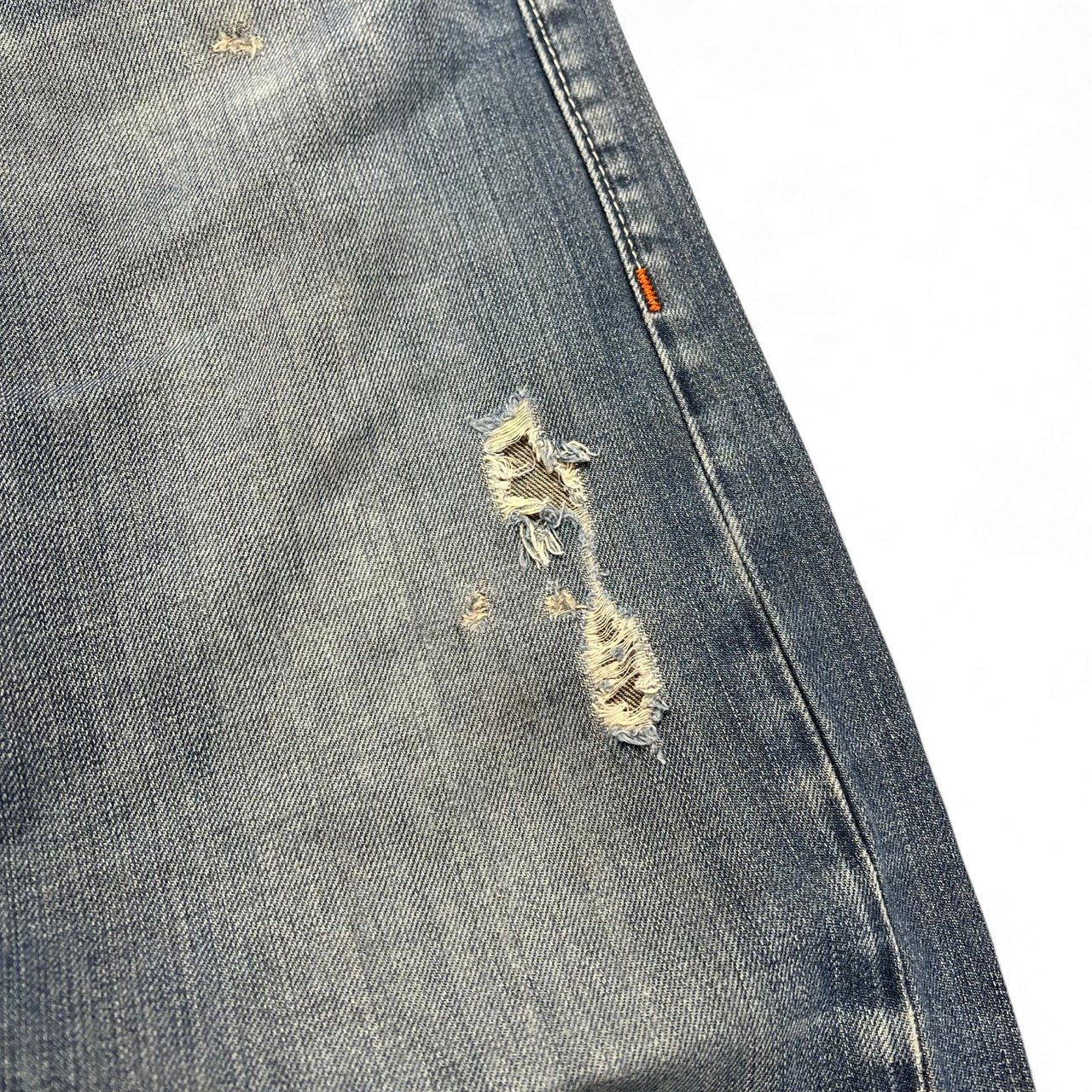 TWC Vintage True Religion Straight Jeans in verwaschenem Blau mit Distressed-Details und Rissen am Bein