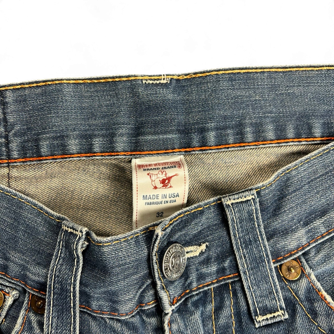 TWC Vintage True Religion Straight Jeans mit blauer Waschung und markanten orangefarbenen Kontrastnähten am Bund