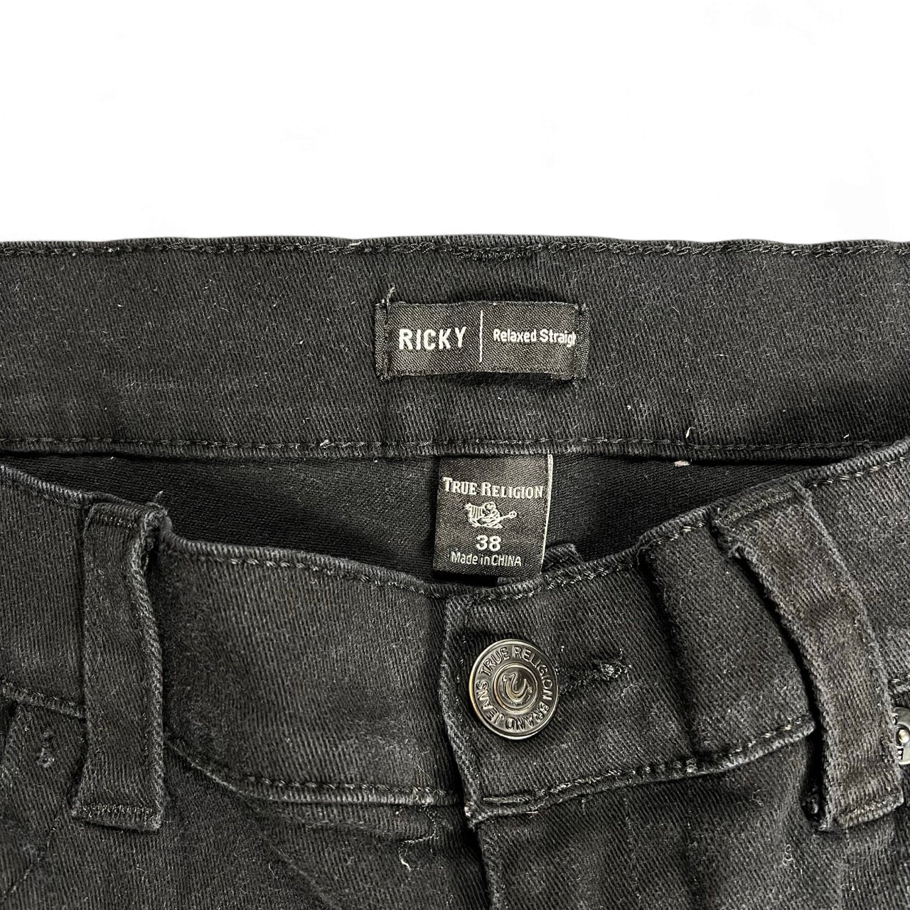 TWC Vintage True Religion Ricky Straight Jeans in Schwarz mit Markenknopf und Etikett am Bund
