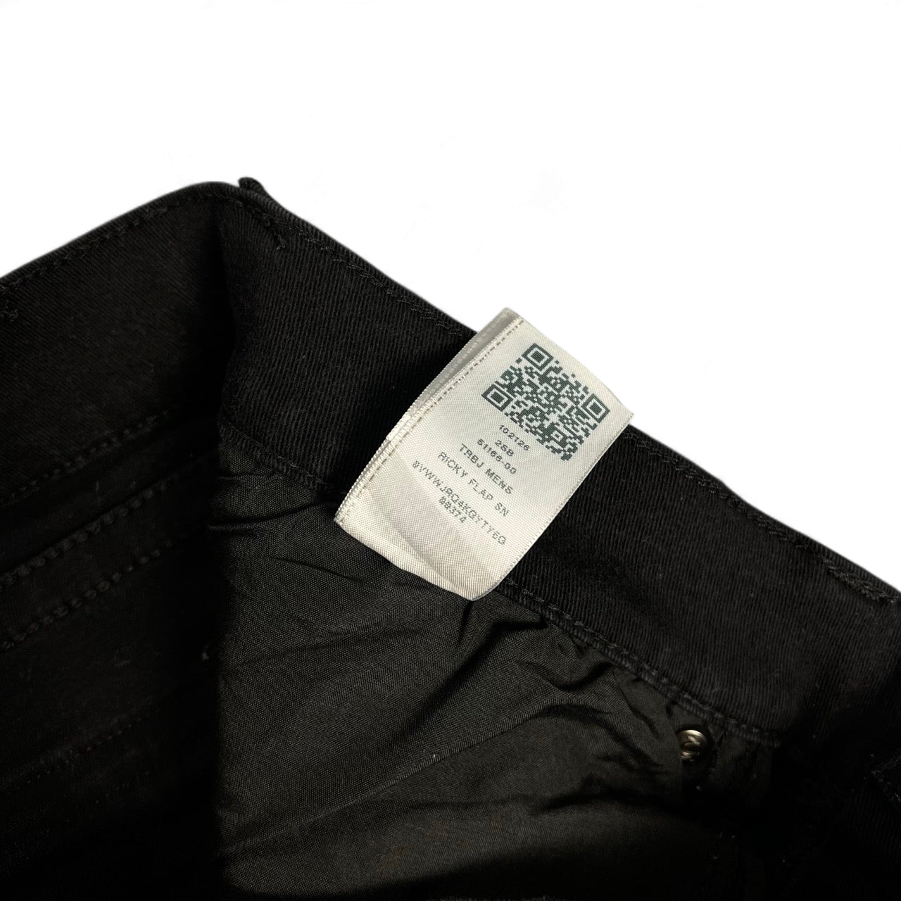 TWC Vintage True Religion Ricky Straight Jeans Etikett mit QR-Code und Modellinformationen auf schwarzem Denim