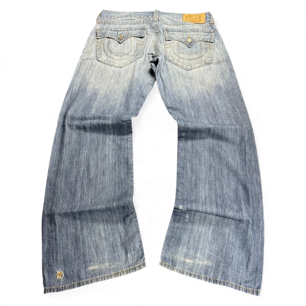 TWC Vintage True Religion Straight Jeans in hellblauem Denim mit markanten Gesäßtaschen und Vintage-Details