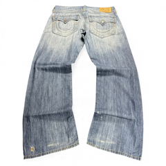 TWC Vintage True Religion Straight Jeans in hellblauem Denim mit markanten Gesäßtaschen und Vintage-Details