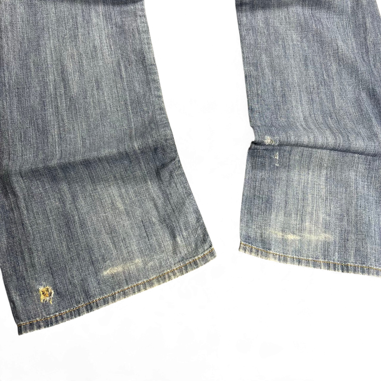 TWC Vintage True Religion Straight Jeans mit hellblauer Waschung und abgenutzten Saumdetails
