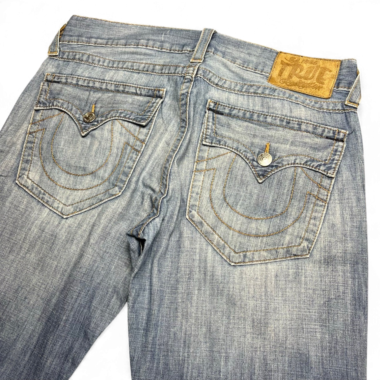 TWC Vintage True Religion Jeans in hellblauem Denim mit charakteristischen Klappentaschen und braunem Lederpatch