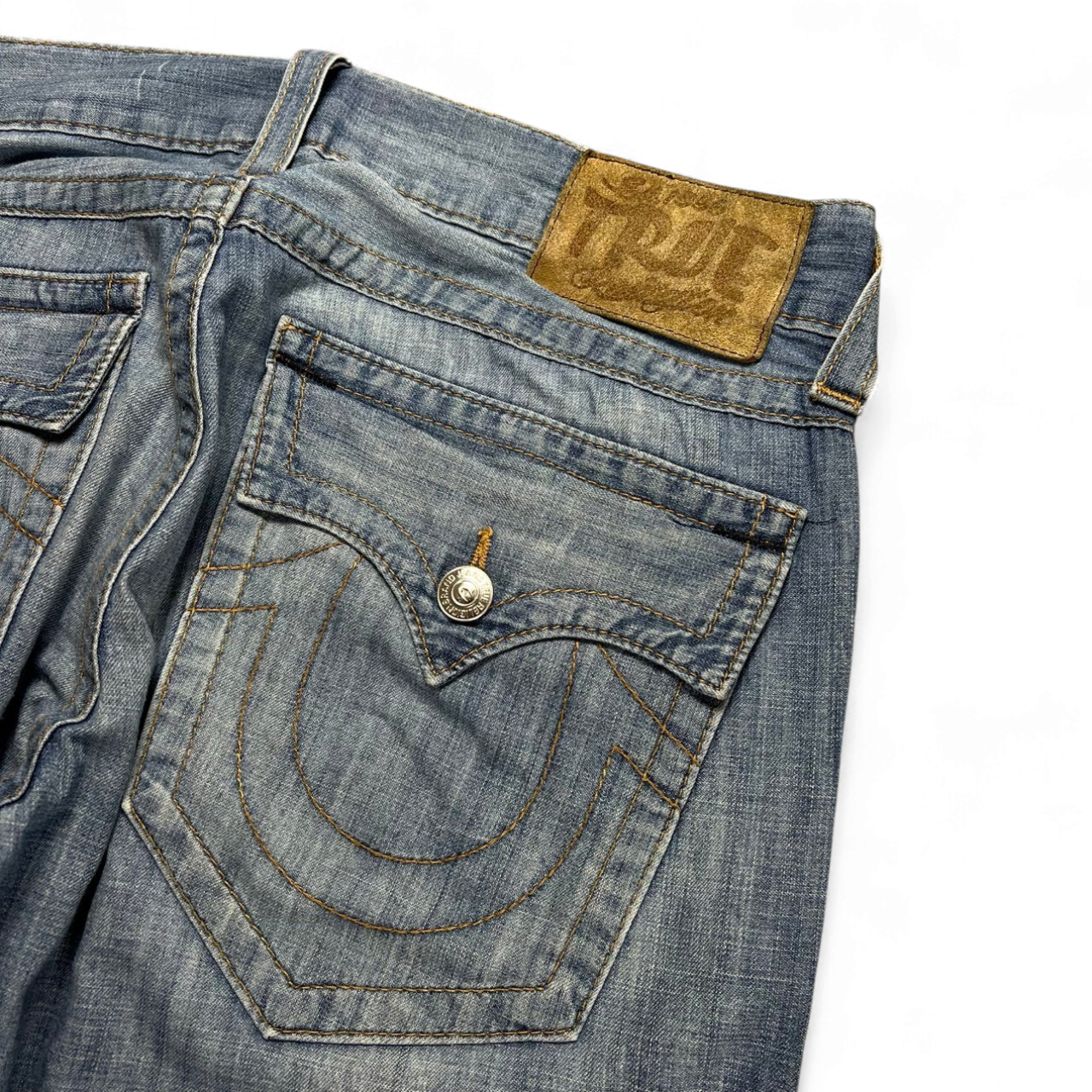 TWC Vintage True Religion Straight Jeans aus blauem Denim mit charakteristischen Taschenklappen und Leder-Patch
