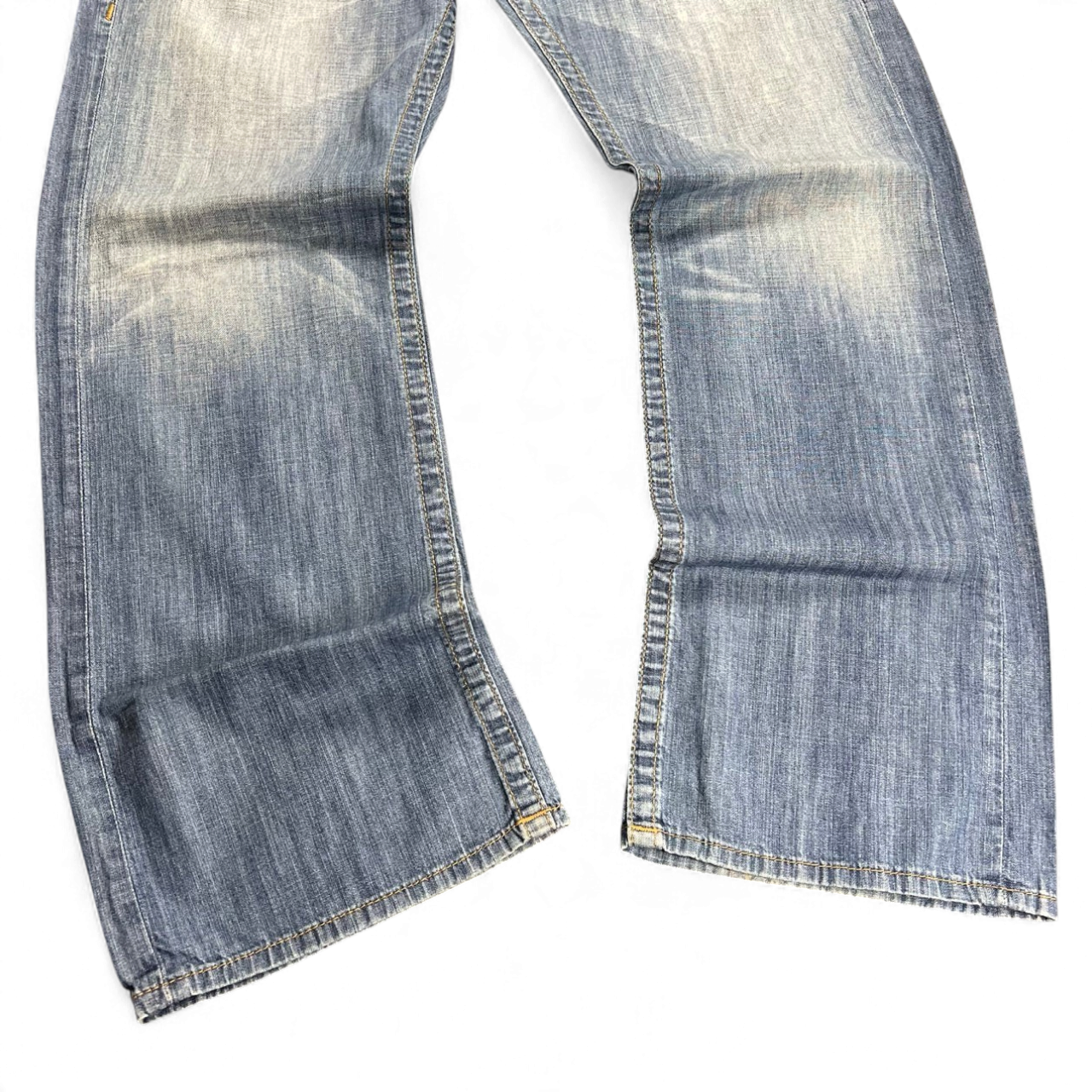 TWC Vintage True Religion Straight Jeans aus hellblauem, leichtem Denim mit markanten Kontrastnähten