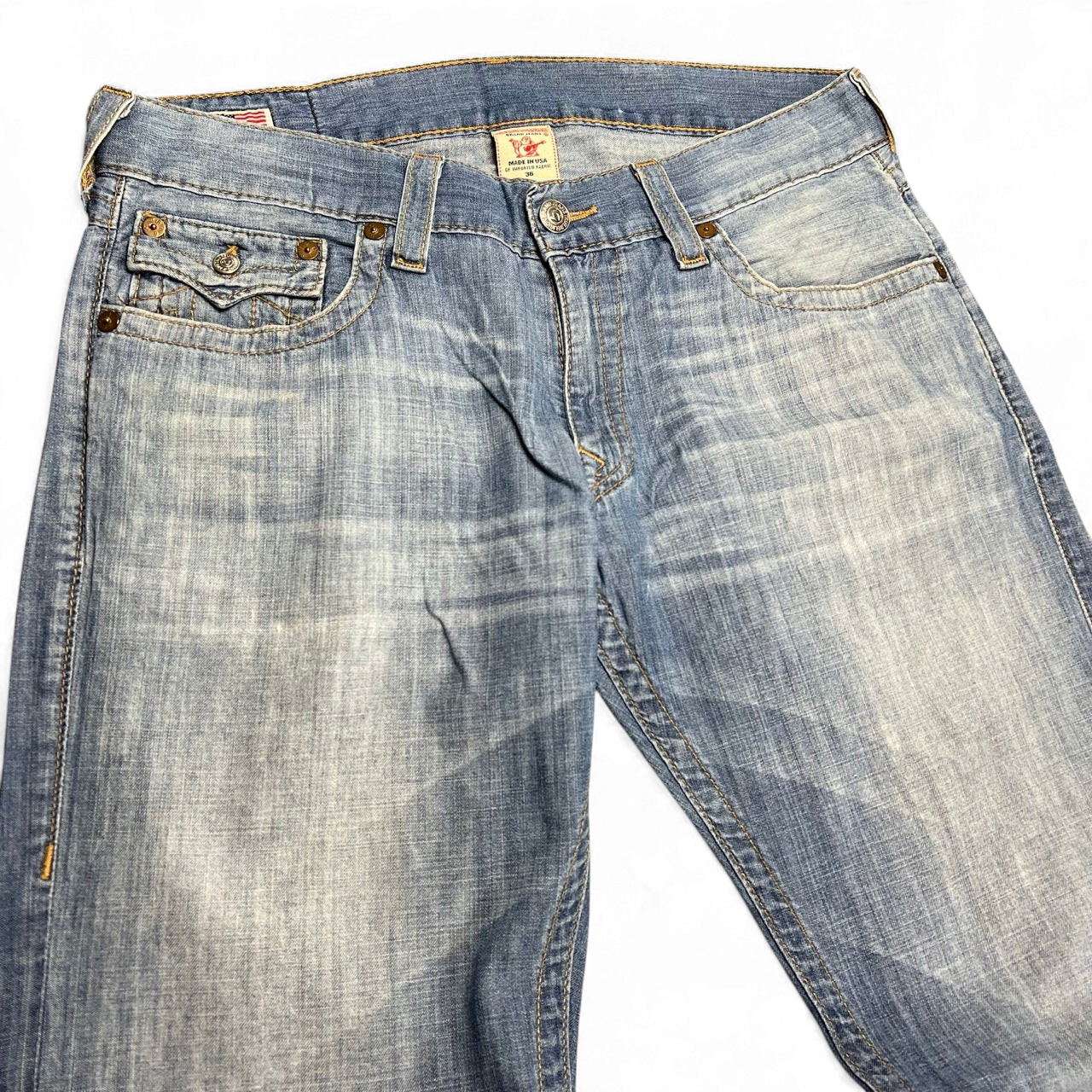 TWC Vintage True Religion Straight Jeans in hellblauem Denim mit klassischem Five-Pocket-Design und Used-Look
