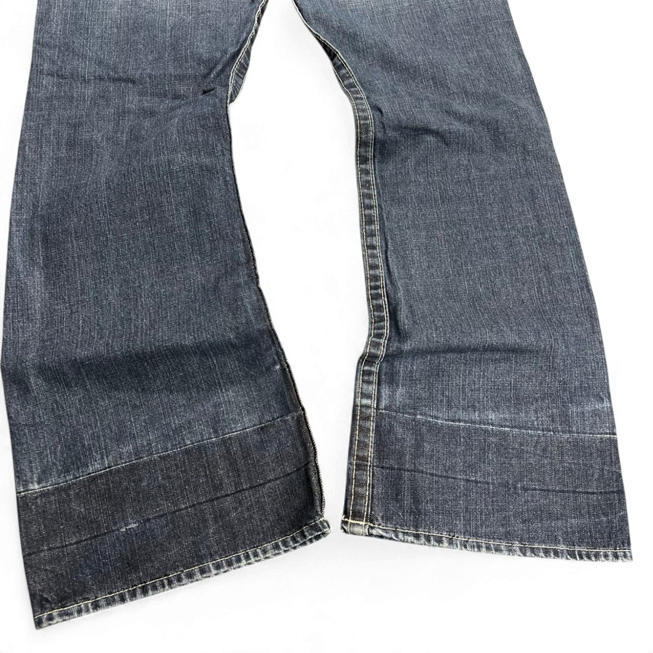 TWC Vintage True Religion Bootcut Jeans in dunkelblauem Denim mit markanten Kontrastnähten und weitem Beinabschluss