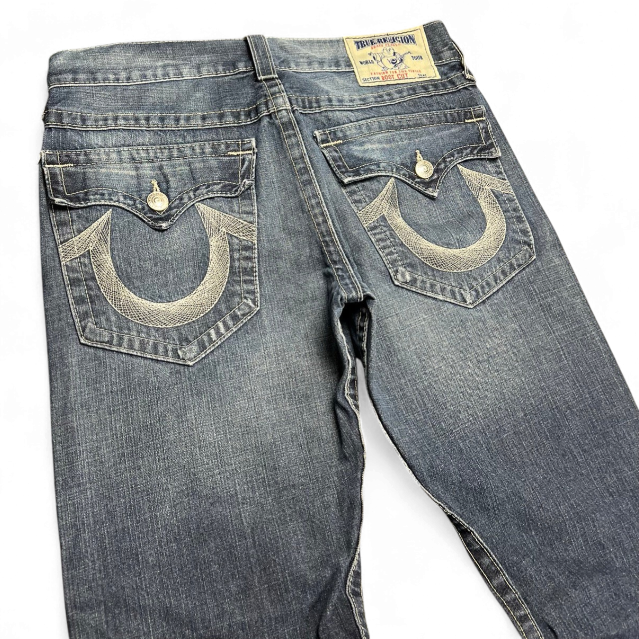 TWC Vintage True Religion Bootcut Jeans in blauem Denim mit charakteristischen hellen Stickereien auf den Gesäßtaschen