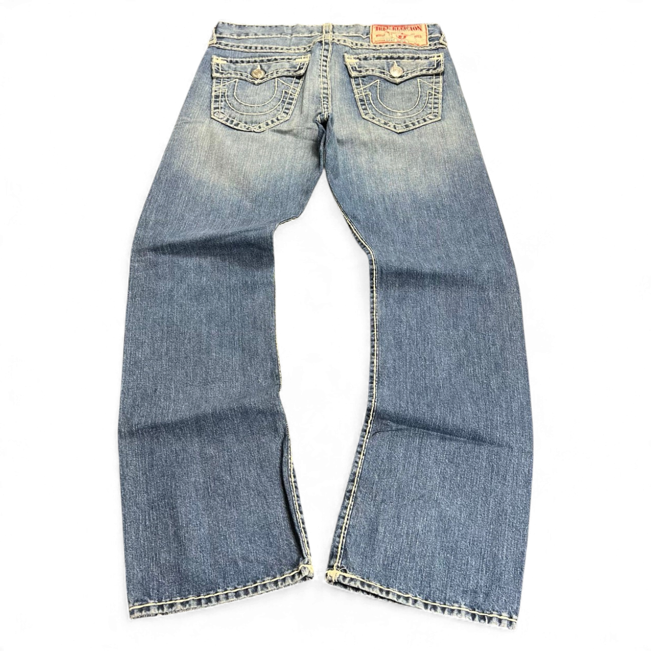 TWC Vintage True Religion Ricky Super T Jeans in blau mit markanten Kontrastnähten und Gesäßtaschen mit Klappen