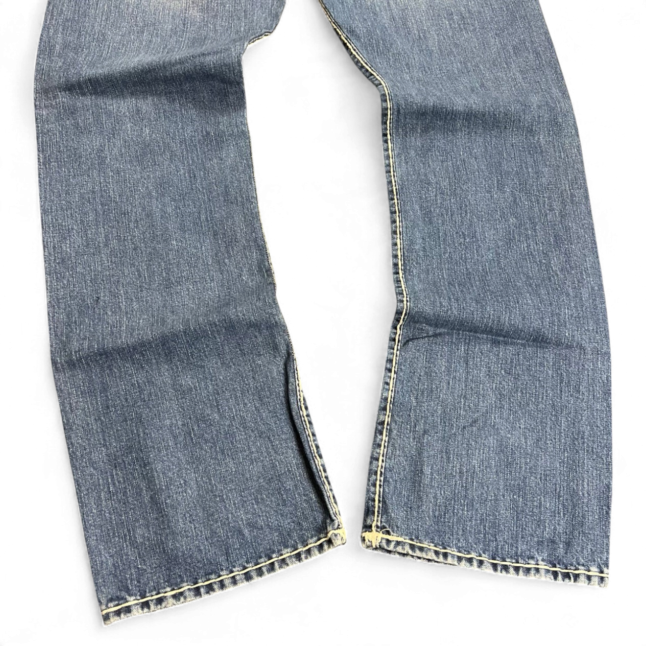 TWC Vintage True Religion Ricky Super T Jeans in blau mit markanten hellen Kontrastnähten an den Beinabschlüssen
