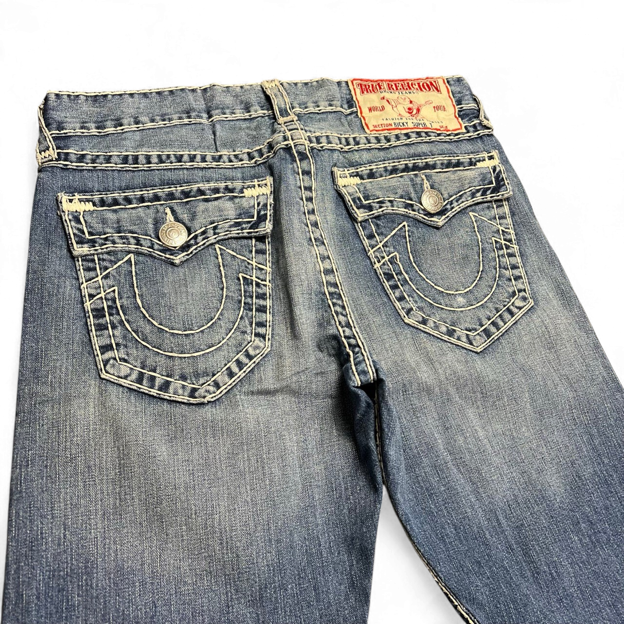 TWC Vintage True Religion Ricky Super T Jeans in blau mit markanten hellen Kontrastnähten und Gesäßtaschen