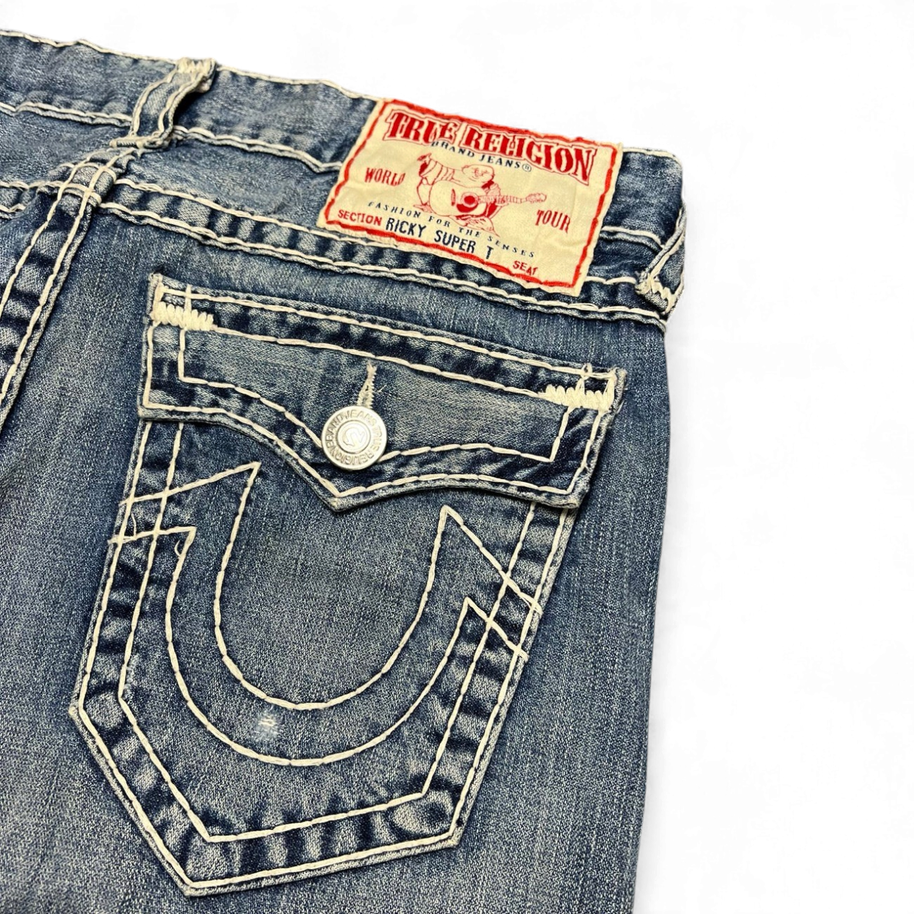 TWC Vintage True Religion Ricky Super T Jeans in Blau mit markanten hellen Kontrastnähten und rotem Lederpatch