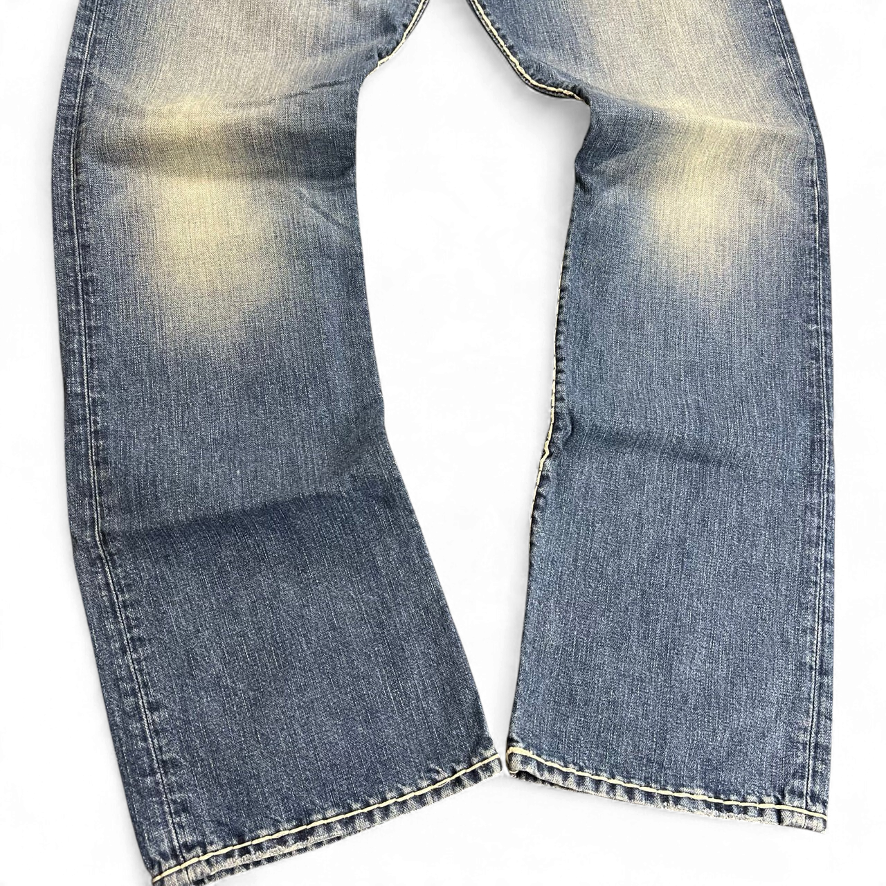 TWC Vintage True Religion Ricky Super T Jeans in blau mit markanten hellen Kontrastnähten und Used-Waschung