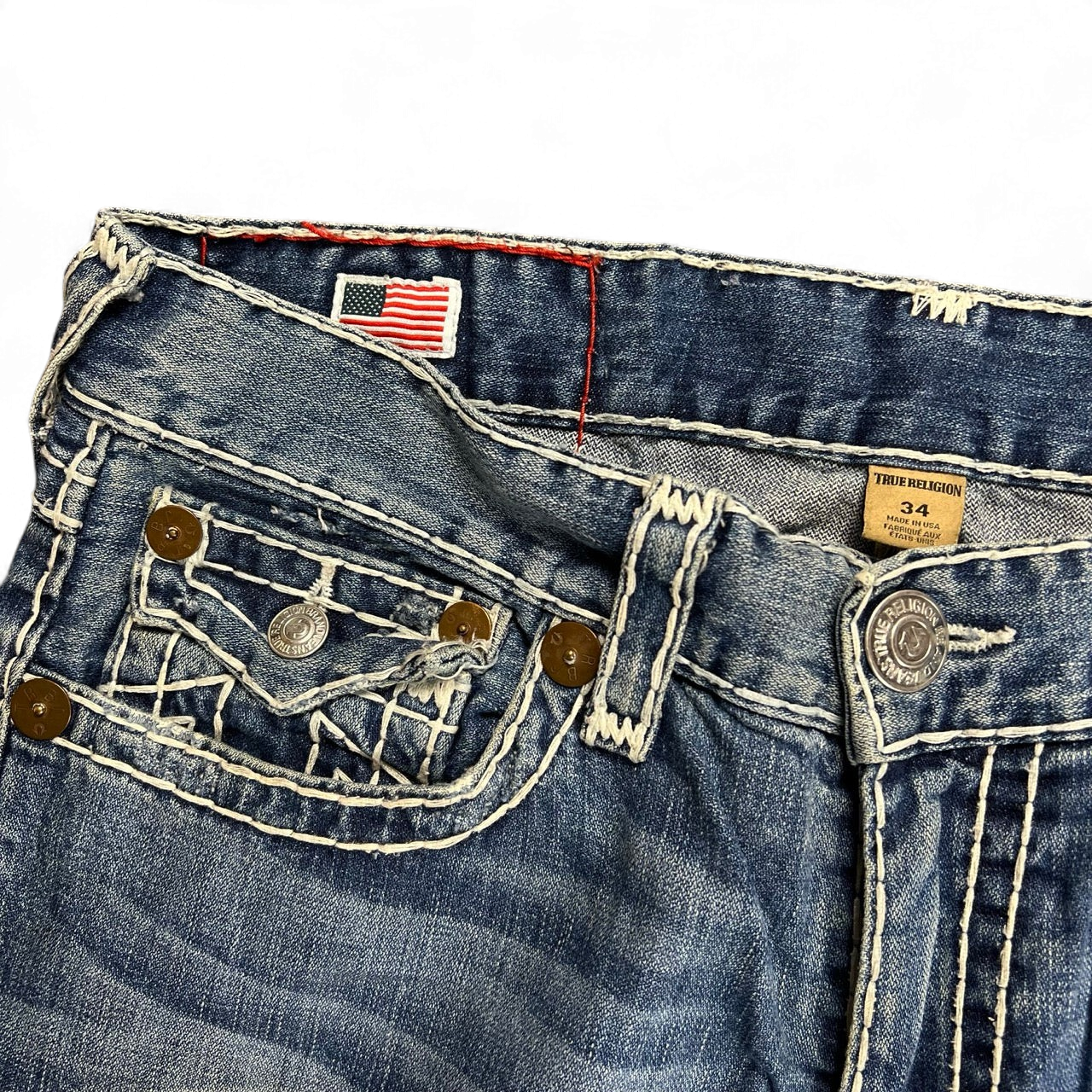 TWC Vintage True Religion Ricky Super T Jeans in blauem Denim mit markanten weißen Kontrastnähten und US-Flaggen-Label