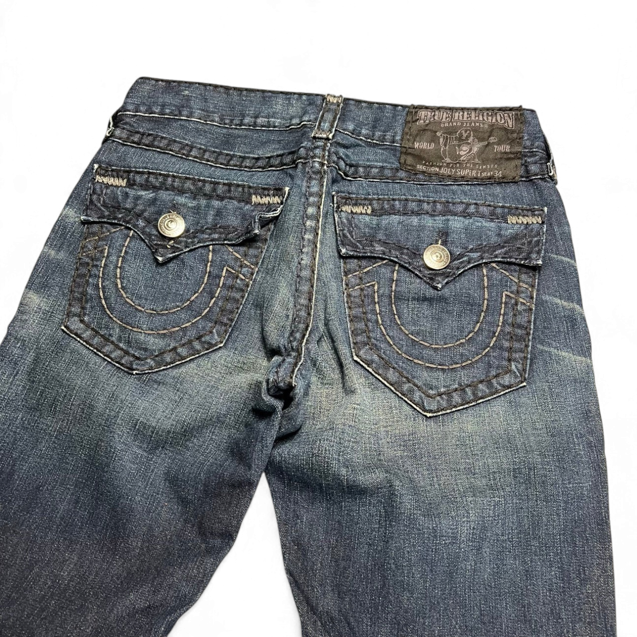 TWC Vintage True Religion Joey Super T Bootcut Jeans in blauem Denim mit markanten Taschenklappen und Nähten