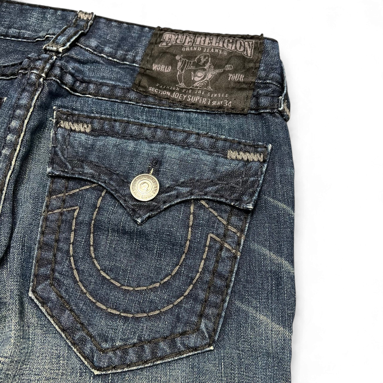 TWC Vintage True Religion Joey Super T Bootcut Jeans in dunkelblauem Denim mit markanten Kontrastnähten an der Tasche