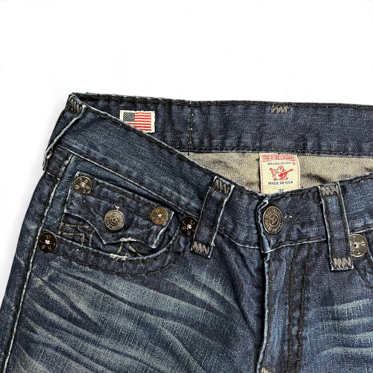 TWC Vintage True Religion Joey Super T Bootcut Jeans in dunkelblauem Denim mit markanten Nähten und Logoknöpfen