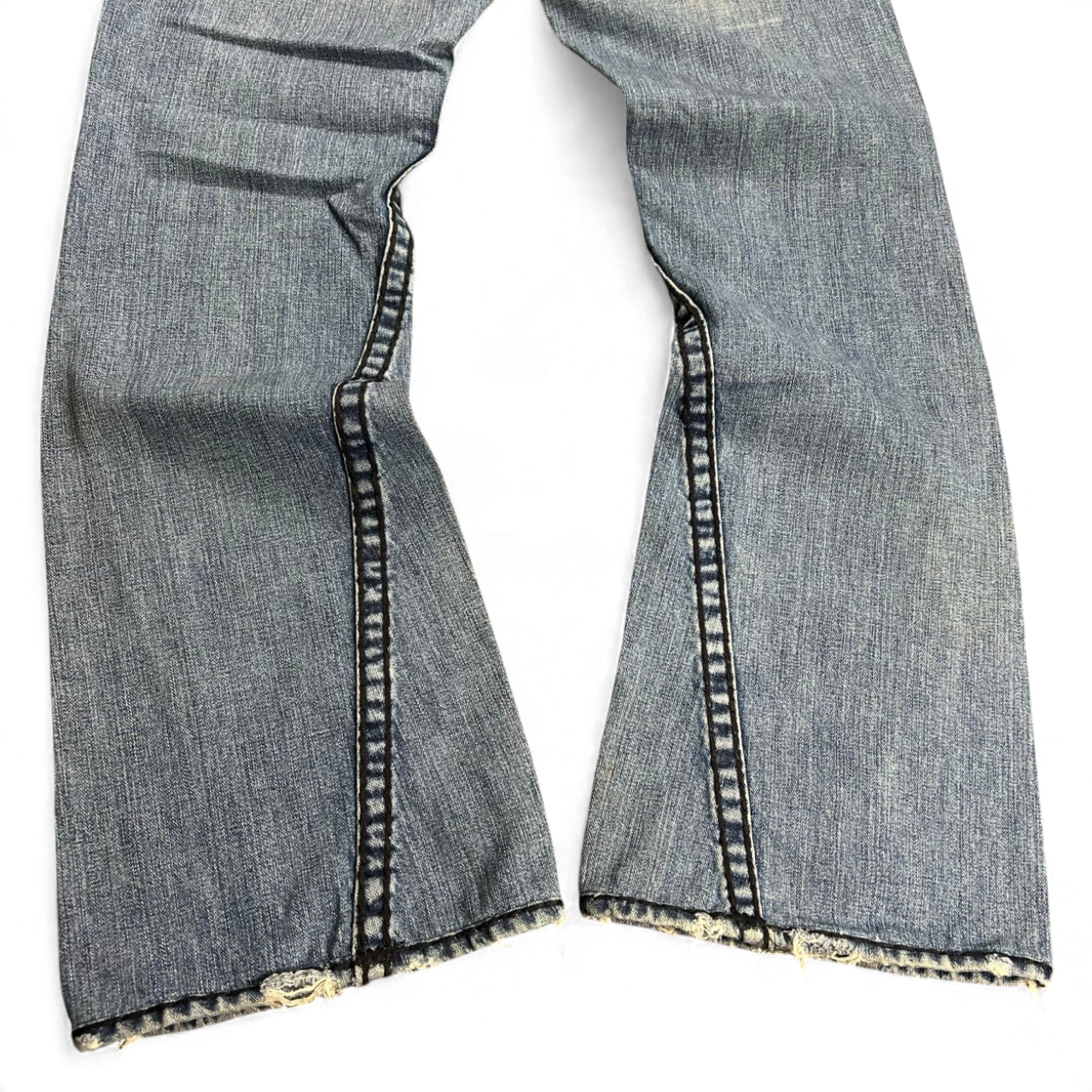 TWC Vintage True Religion Joey Super T Bootcut Jeans in blauem Denim mit markanten Kontrastnähten und ausgefranstem Saum