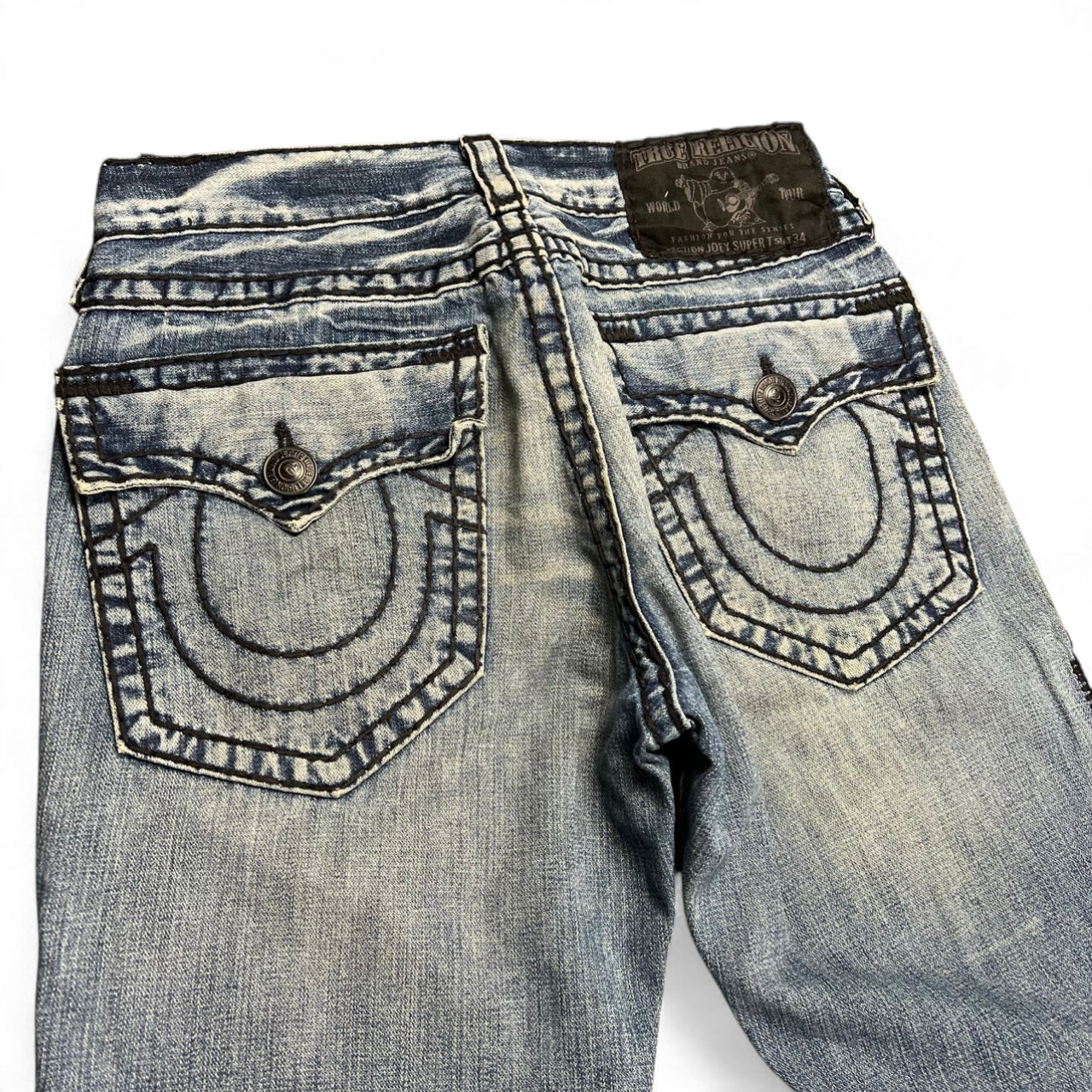 TWC Vintage True Religion Joey Super T Bootcut Jeans in hellblauem Denim mit markanten Nähten und Gesäßtaschen