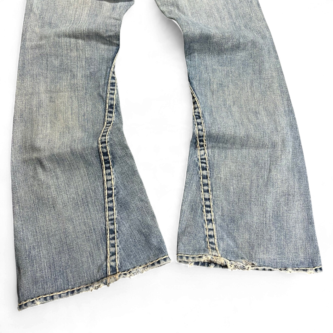 TWC Vintage True Religion Joey Super T Bootcut Jeans in hellblauem Denim mit markanten Kontrastnähten am Beinabschluss