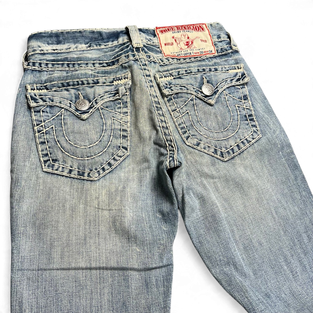 TWC Vintage True Religion Joey Super T Bootcut Jeans in hellblauem Denim mit markanten Nähten und Lederpatch