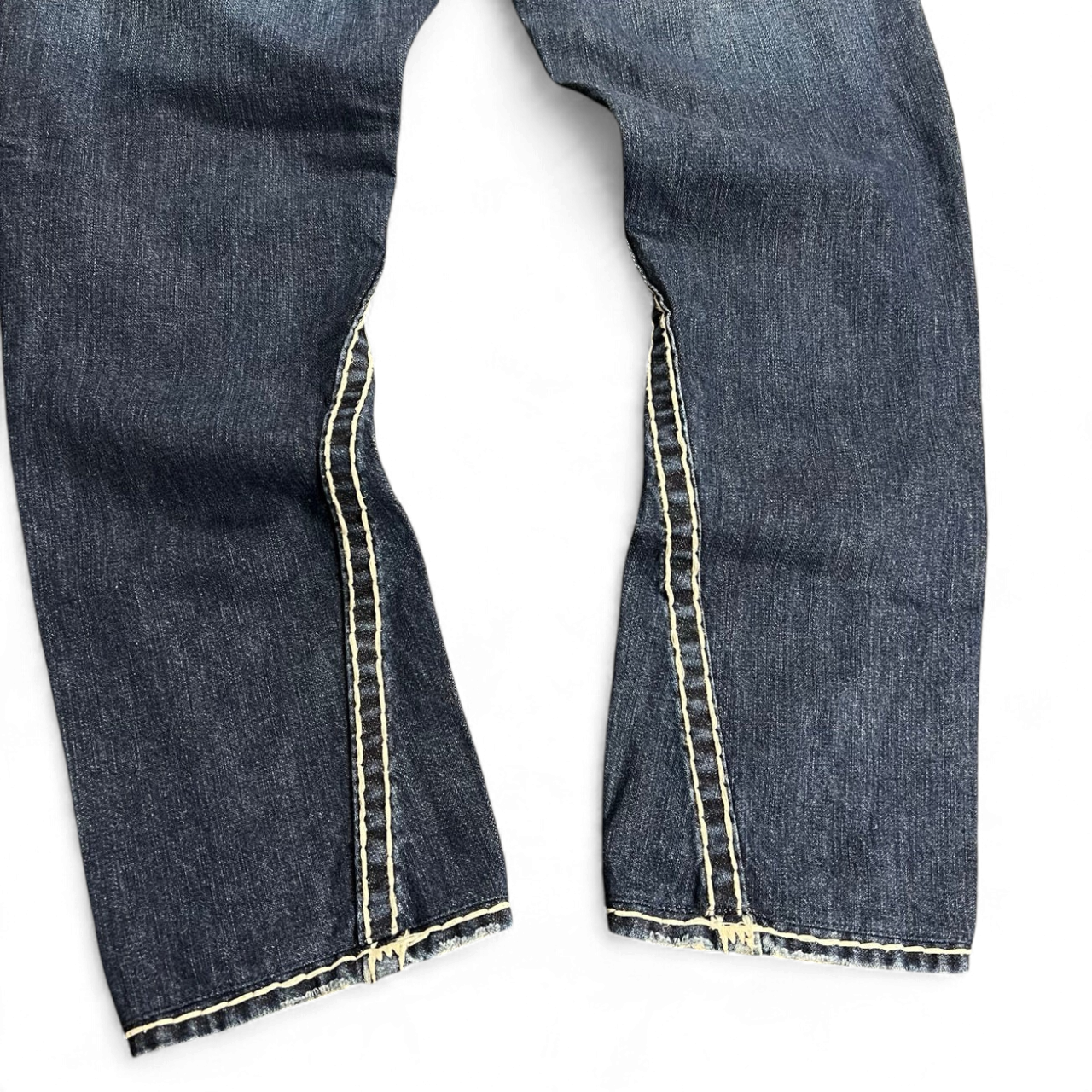 TWC Vintage True Religion Joey Super T Jeans in dunkelblauem Denim mit markanten hellen Kontrastnähten