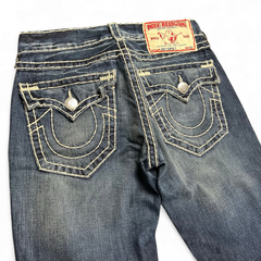 TWC Vintage True Religion Joey Super T Jeans in blau mit markanten hellen Kontrastnähten und Gesäßtaschen mit Klappen