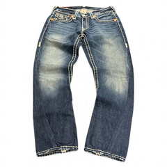 TWC Vintage True Religion Joey Super T Jeans in verwaschenem Blau mit markanten weißen Kontrastnähten und geradem Bein