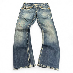 TWC Vintage True Religion Billy Super T Bootcut Jeans in blau mit markanten hellen Kontrastnähten und Used-Look