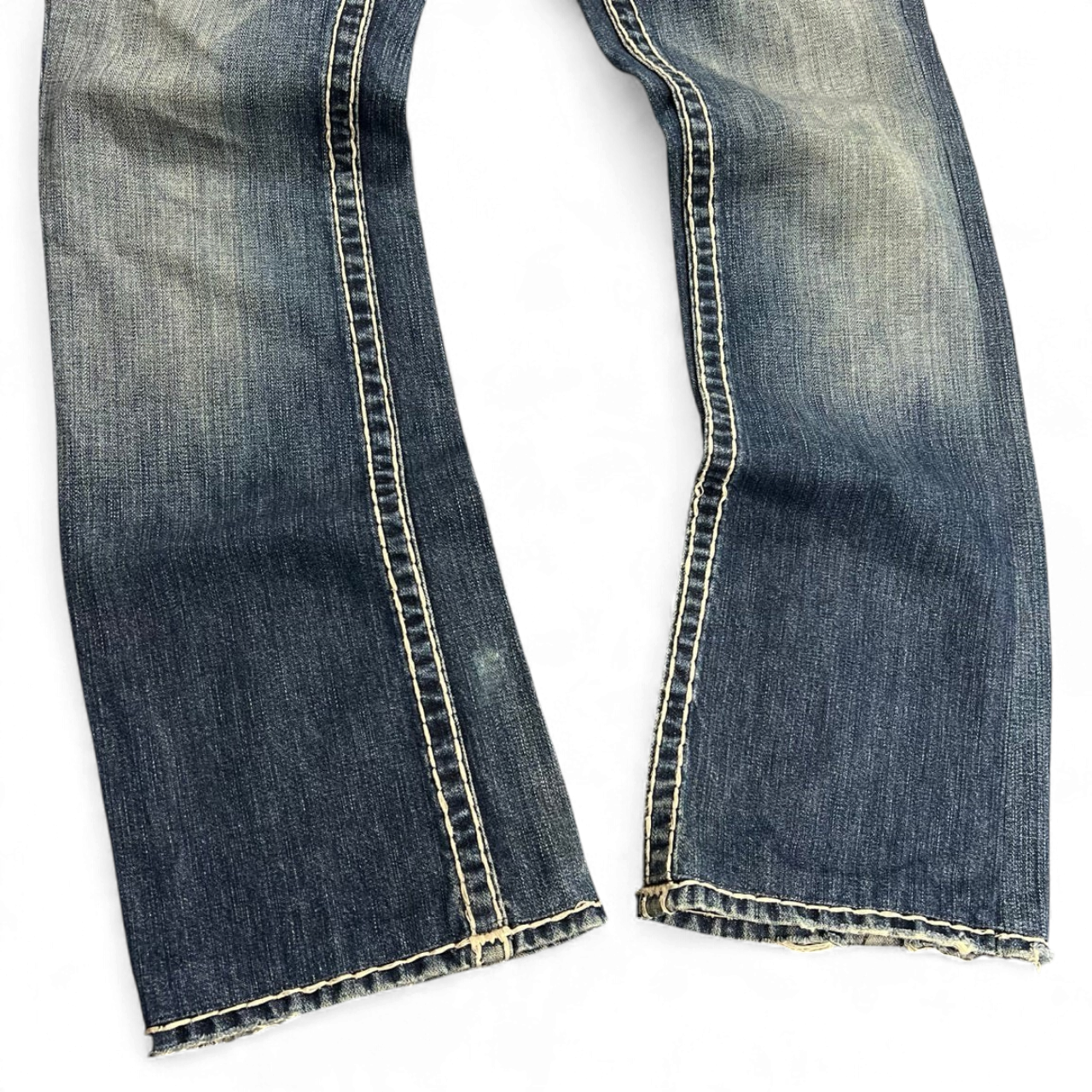 TWC Vintage True Religion Billy Super T Bootcut Jeans in blauem Denim mit markanten hellen Kontrastnähten