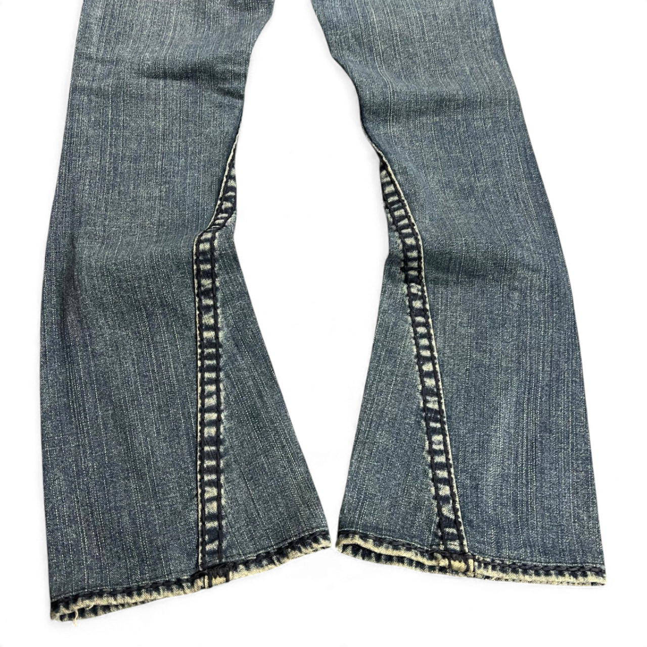 TWC Vintage True Religion Joey Super T Bootcut Jeans in blau mit markanten Kontrastnähten am Beinabschluss