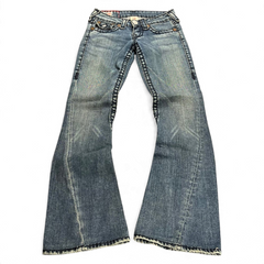 TWC Vintage True Religion Joey Super T Bootcut Jeans in blau mit markanten Kontrastnähten und ausgefranstem Saum