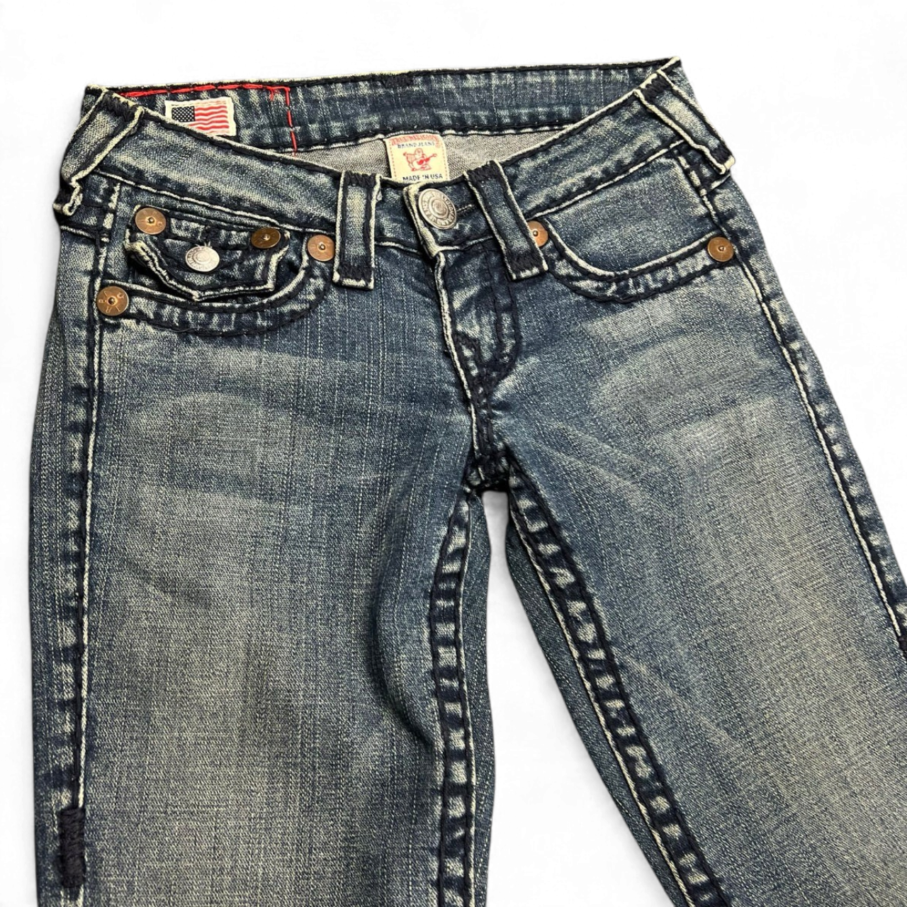 TWC Vintage True Religion Joey Super T Bootcut Jeans in blauem Denim mit markanten Kontrastnähten und US-Flaggen-Label