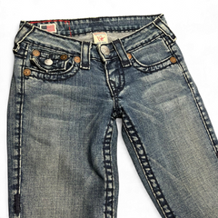 TWC Vintage True Religion Joey Super T Bootcut Jeans in blauem Denim mit markanten Kontrastnähten und US-Flaggen-Label