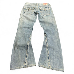 TWC Vintage Damen True Religion Joey Big T Bootcut Jeans in hellblauem Denim mit markanten Nähten und Gesäßtaschen