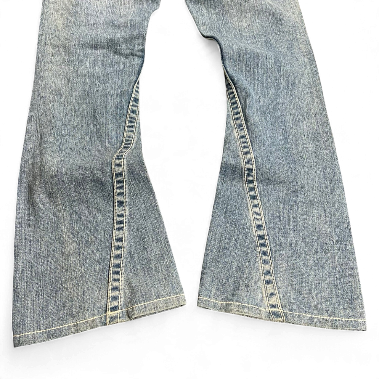 TWC Vintage True Religion Joey Big T Bootcut Jeans in hellblauem Denim mit markanten Kontrastnähten am Beinabschluss