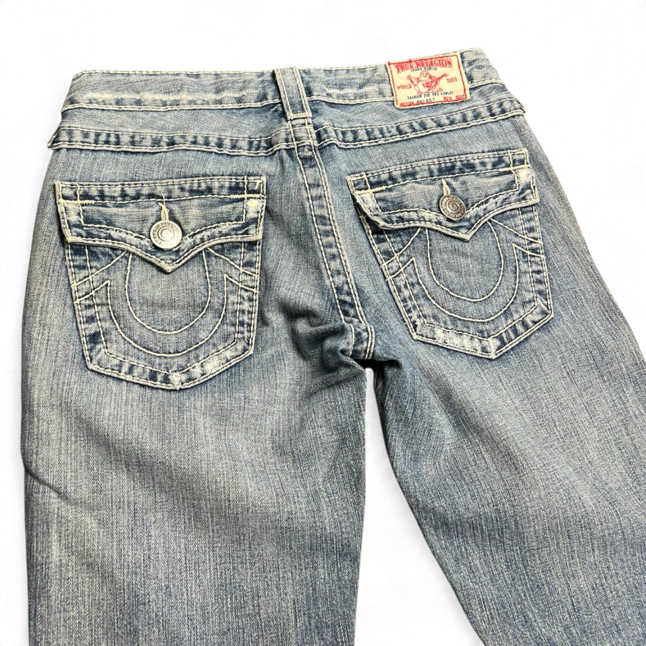 TWC Vintage Damen True Religion Joey Big T Bootcut Jeans in hellblauem Denim mit markanten Nähten und Gesäßtaschen