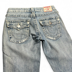 TWC Vintage Damen True Religion Joey Big T Bootcut Jeans in hellblauem Denim mit markanten Nähten und Gesäßtaschen