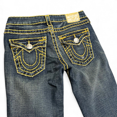 TWC Vintage True Religion Damen Straight Jeans in Dunkelblau mit markanten gelben Kontrastnähten und Gesäßtaschen
