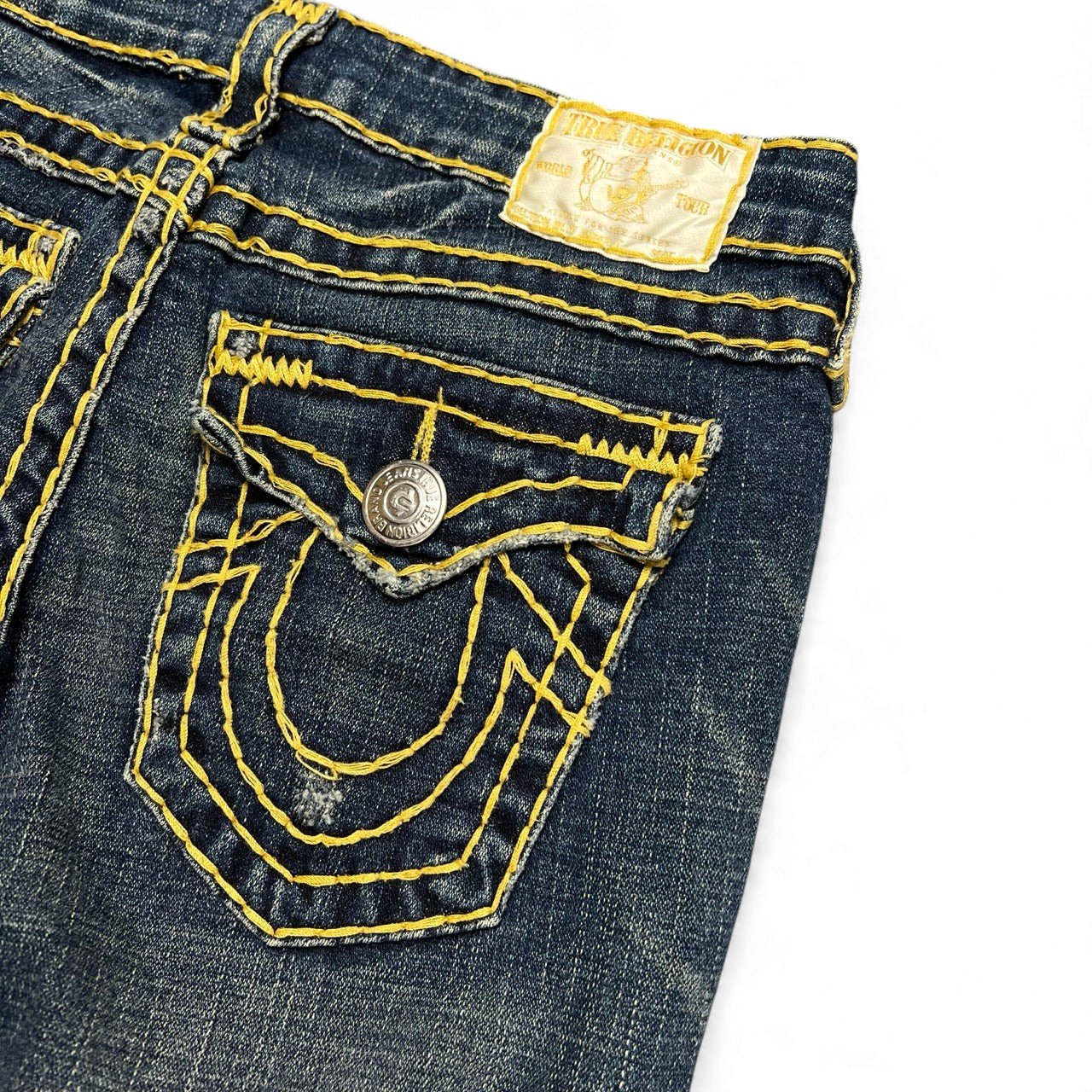 TWC Vintage True Religion Damenjeans in Dunkelblau mit markanten gelben Kontrastnähten und Gesäßtasche