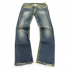 TWC Vintage Damen True Religion Jeans in Blau mit markanten gelben Kontrastnähten und geradem Bein