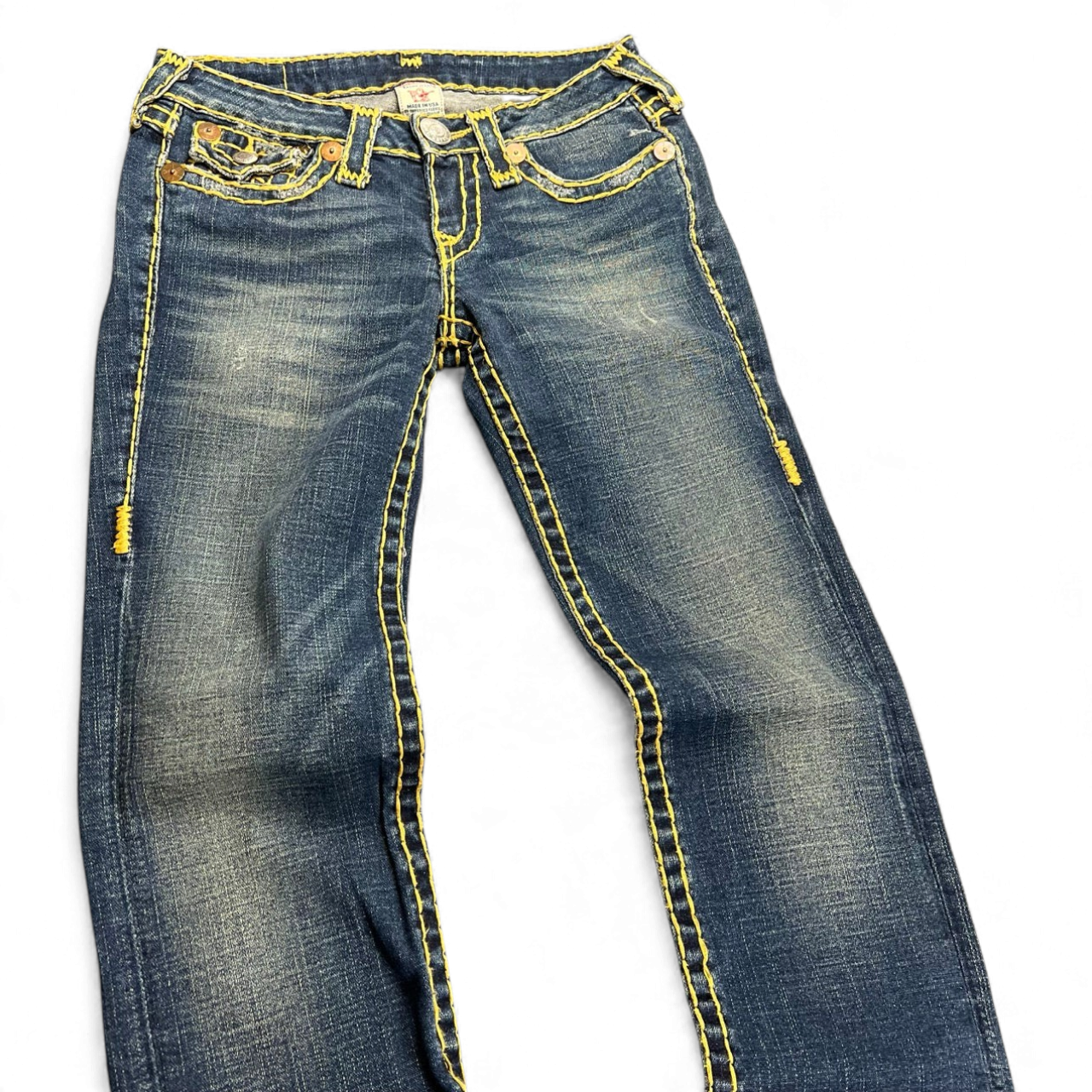 TWC Vintage Damen True Religion Straight Jeans in Blau mit markanten gelben Kontrastnähten und Used-Look