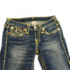 TWC Vintage Damen True Religion Jeans in Dunkelblau mit markanten gelben Kontrastnähten und Used-Look-Details